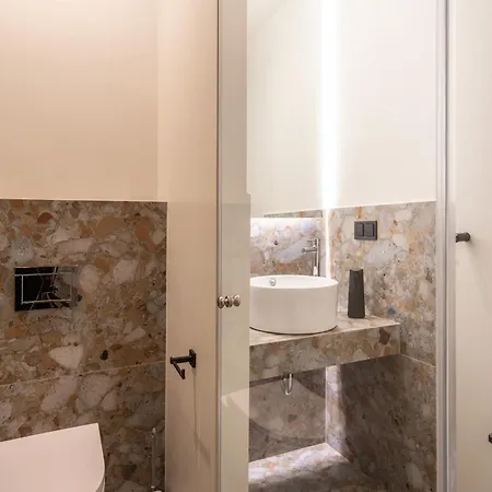 A Place 4u No6 - Escape With Balcony Lounge & Open Living Space Atina